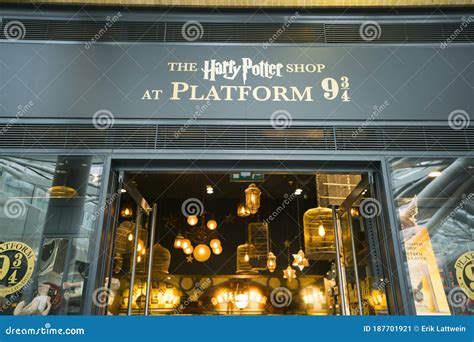 Harry Potter Shop at Kings Cross Station in London - LONDON, ENGLAND ...