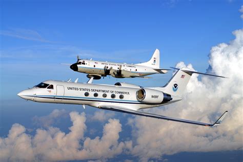 'Hurricane hunters' fly through Matthew-like storms to keep you safe ...