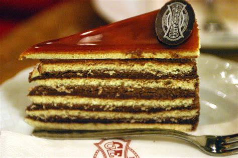 File:Dobos cake (Gerbeaud Confectionery Budapest Hungary).jpg - Wikimedia Commons