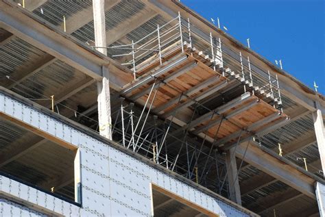 Cantilever landing deck at Bryn Mawr Hospital | Superior Scaffold Services