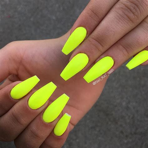 Katja Zakrajšek on Instagram: ““Neon Yellow” with Matte Top Coat 🔝👌🏼 @lillynailsab . . # ...