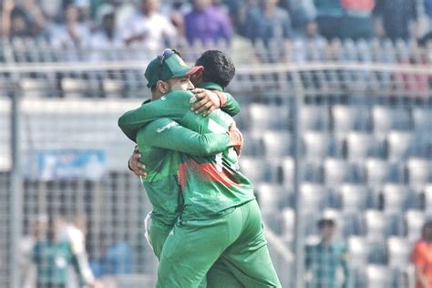 Shakib Al Hasan and other teammates mob Litton Das after his brilliant ...