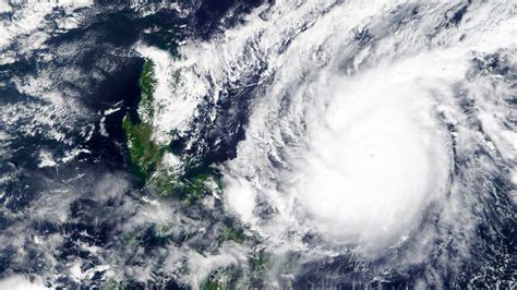 Super typhoon slams into Philippines, 1 million evacuated