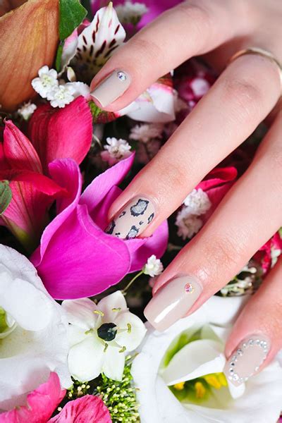 15 Unique Wedding Manicure Ideas | StyleCaster