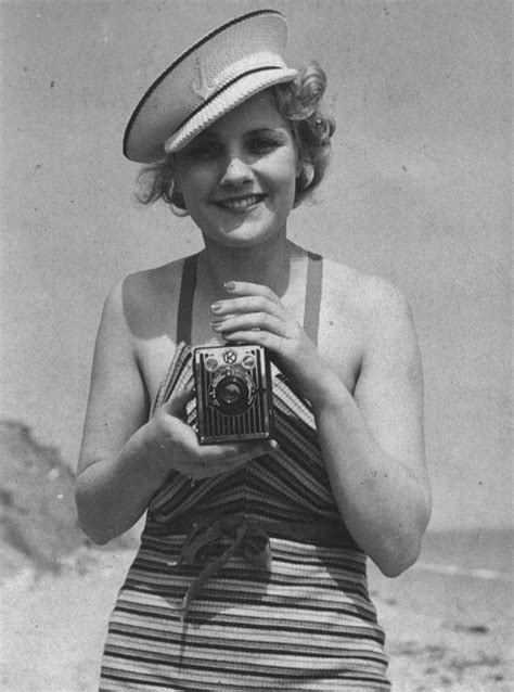 At the beach, 1930s Mode Vintage, Vintage Love, Vintage Ladies, Retro Vintage, Vintage Woman ...