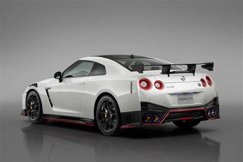 2020 Nissan GT-R NISMO Gets Lots of Carbon Fiber Bits