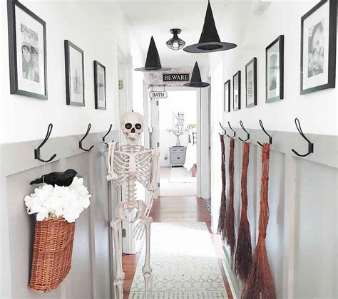 24 Ideas How To Decorate A Narrow Hallway