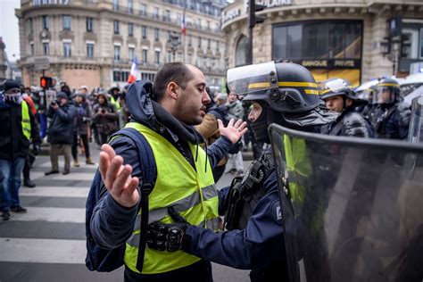 ‘Yellow Vest’ Protests Dwindle Amid Warnings and Concessions - The New York Times