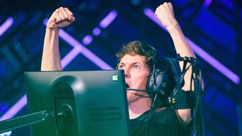 Core intact: Boaster and Derke sign extensions with Fnatic VALORANT ...