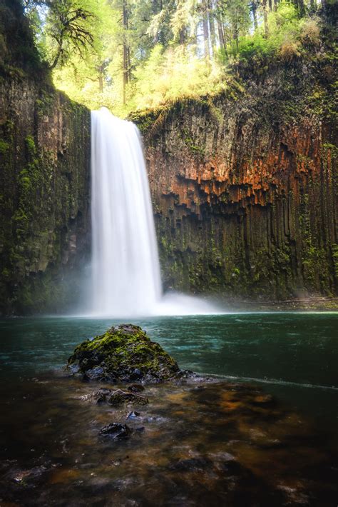 Spring Waterfall Chasing: Local’s Guide to the Best 10 Waterfalls in Oregon | Roam Free Rebecca