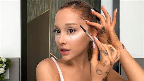 Watch Ariana Grande’s ’60s Cat Eye and “Pretty In Pink” Makeup Look | Beauty Secrets | Vogue