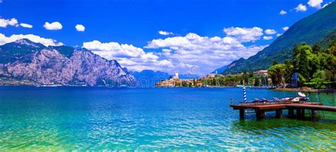 Lago Di Garda - Beau Lac Vert Dans Le Nord De L'Italie Image stock ...