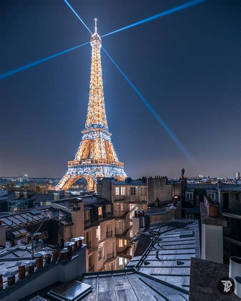 Eiffel Tower lights from roof [exposure 1/3s x2][OC][1638x2048] : r/ExposurePorn