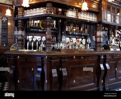 Traditional english pub interior hi-res stock photography and images - Alamy