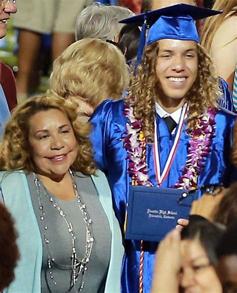 Photo : Joseph Baena et sa mère Mildred Baena - Joseph Baena reçoit le diplôme de son école à ...