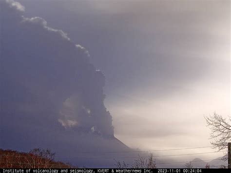 Ash cloud produced by eruption at Klyuchevskoy reaches 14 km (46 000 feet) a.s.l., Russia - The ...