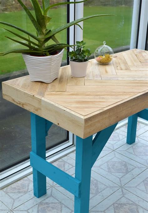 DIY Wooden Table made with Pallet Wood • Lovely Greens