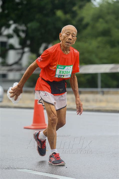 88-Year-Old Man Finishes 10km M’sia Run In Under 90 Mins, Braves Morning Downpour