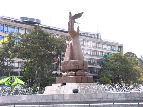 Monumento a La Paz, frente a la Municipalidad de Guatemala. Ciudad de ...