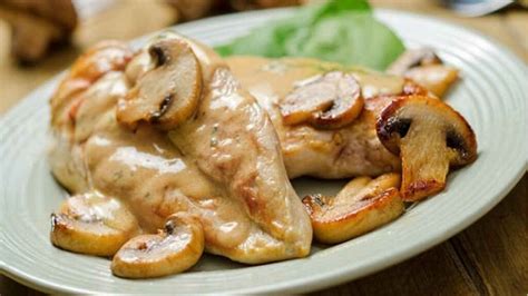 ≫ Pechugas de pollo con salsa de champiñones. Receta fácil.