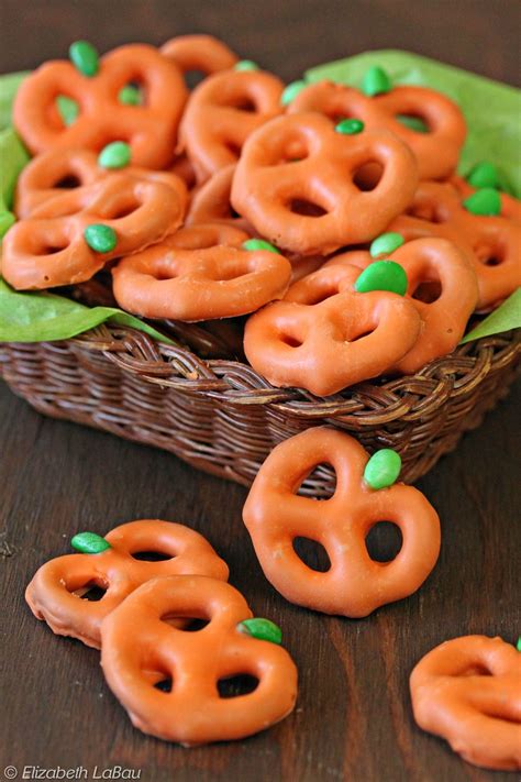 Pretzel Pumpkins - three ingredients and ten minutes are all you need ...