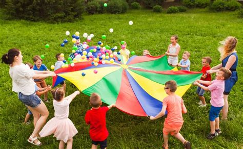 11 Fun Parachute Games for Kindergarteners to Play in Your Backyard ...