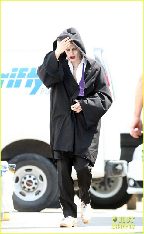 Jared Leto Sports Full Joker Makeup, But Hides Costume on 'Suicide Squad' Set: Photo 3390558 ...