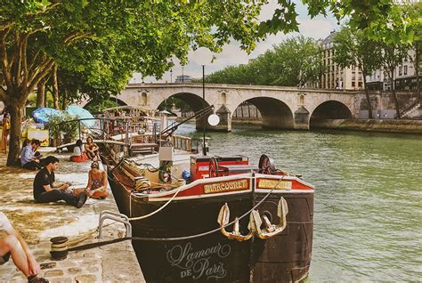 Houseboats on the Seine River - L'Amour de Paris || English Speaking Photographers