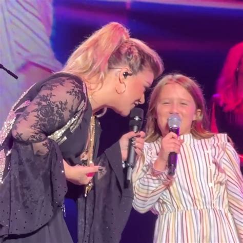 Video Watch Kelly Clarkson sing 'Heartbeat Song' with daughter at Las ...