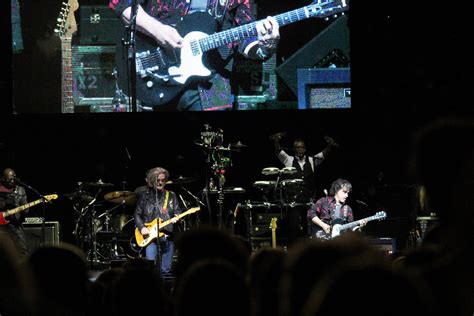 Review: Hall and Oates Concert Brings Audience Close to 'Tears ...