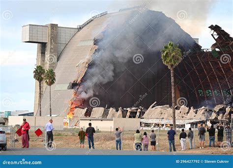 TUSTIN, CALIFORNIA - 7 NOV 2023: Crowd Gathers To Watch the MCAS Tustin ...