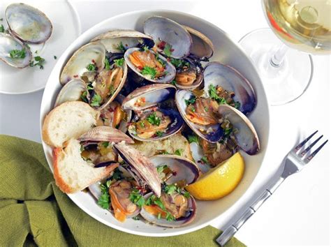 Steamer Clams with Garlic Butter and White Wine - Foodie and Wine | Pot ...