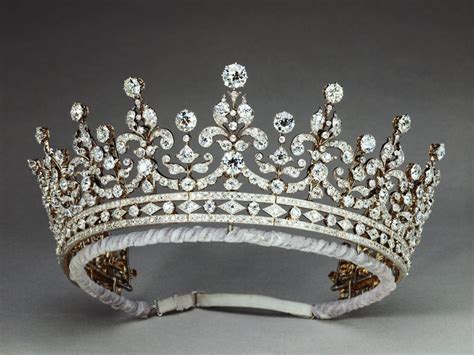 Pin de Marina Pecegueiro em Objetos | Jóias da coroa, Tiara de diamantes, Diamantes