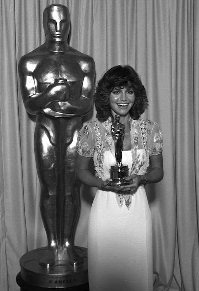 Gallery For > Sally Field Oscars 1980 | Best actress oscar, Sally field ...