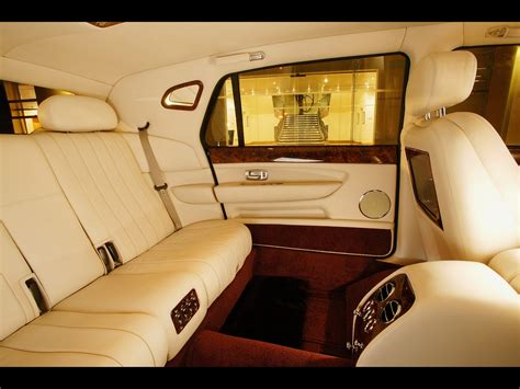 2Wall (go to wallxpresso.com): Akshay Kumar gifts Twinkle a Bentley