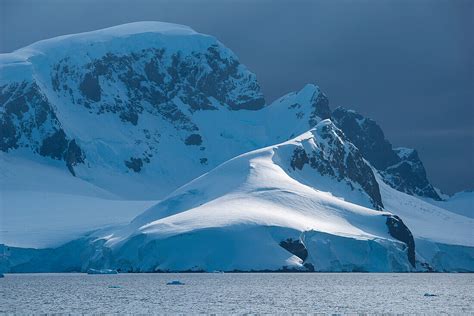 Snow-covered mountains, Gerlache Strait, … – License image – 71040182 lookphotos