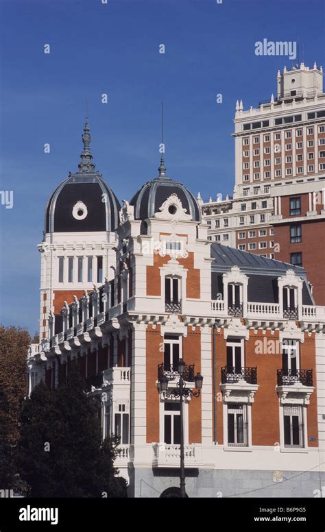 Contrasting architecture near Plaza de España, Edificio España building ...