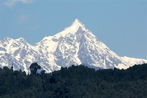 Two Indian climbers die on Mount Kanchenjunga in Nepal - Business Insider