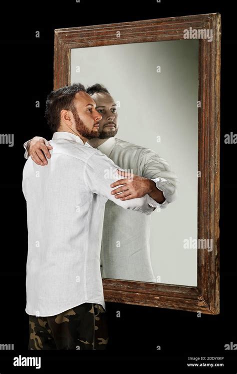 El hombre en el espejo abraza su reflejo Fotografía de stock - Alamy