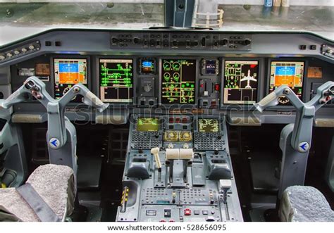 562 Embraer 190 cockpit kép, stockfotó és vektorkép | Shutterstock