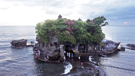 Pura Tanah Lot Temple: Where the Giant Snake Dwells - NOW! Bali