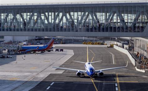 AP PHOTOS: The old and the new at rebuilt LaGuardia Airport | AP News