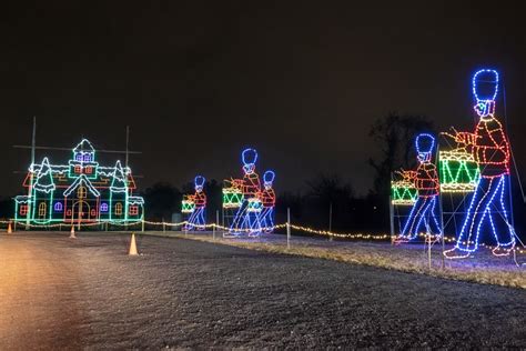 Driving Through the Incredible Holiday Light Show at Shady Brook Farm ...