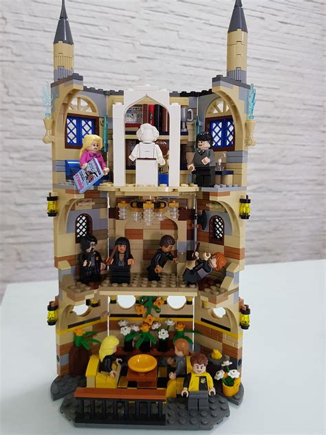 Just finished another tower for my Hogwarts MOC. : r/lego