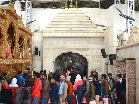 Vaishno Devi shrine’s old cave opens for pilgrimage : The Tribune India