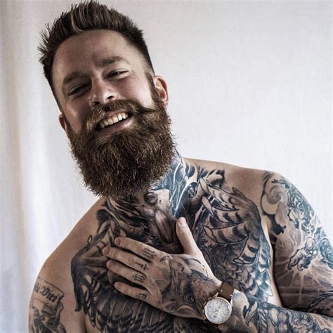 hot guy with beard and tattoos - vansauraogsnowboardboots