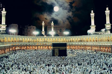 Moon comes directly above Kaaba - Eye of Riyadh