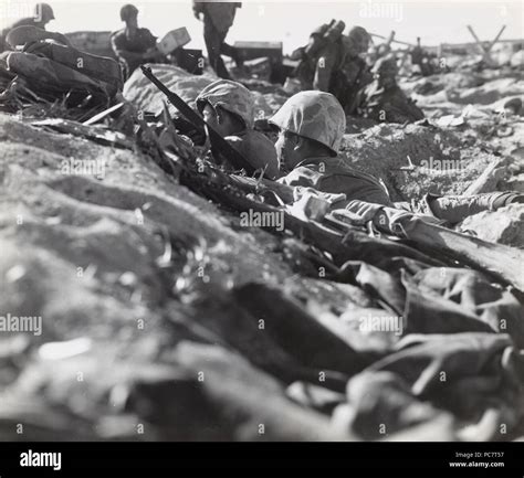 Foxhole marines tarawa hi-res stock photography and images - Alamy