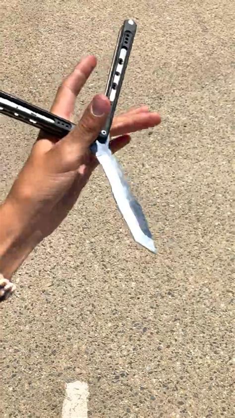 Insane butterfly knife trick | Invenzioni, Immagini divertenti, Immagini