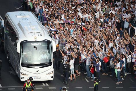 Livery Bus Real Madrid 2020 / Foto bus club sepak bola Real Madrid / Several eyewitnesses stated ...